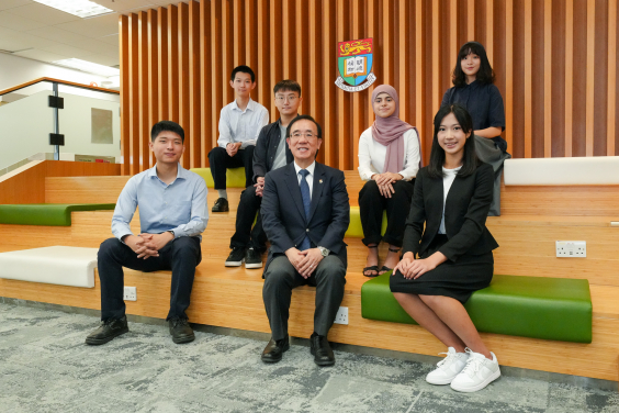 Professor Bennett Yim, Director of Undergraduate Admissions and International Student Exchange and students admitted to HKU through various schemes